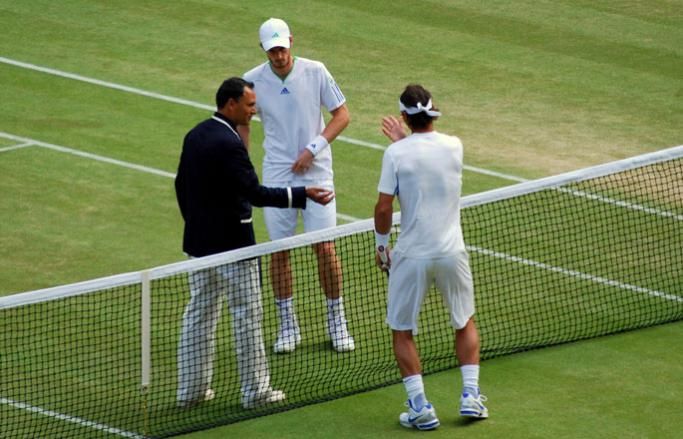 Murray and Federer start the match with umpire